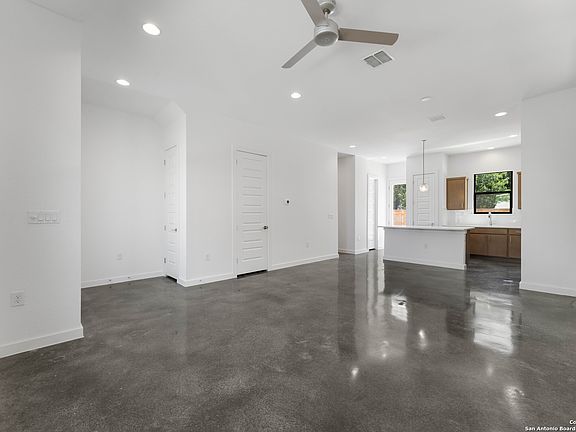 4th image of 914 N Olive St #401