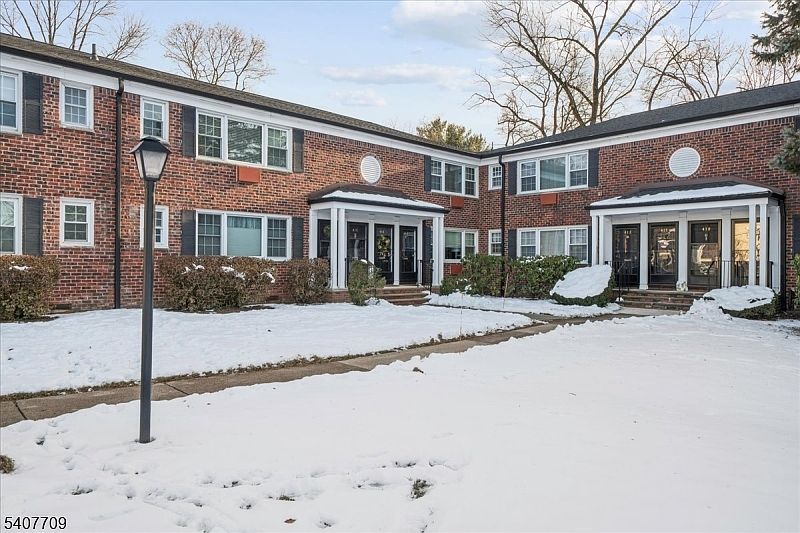 1st image of 415 Pitney Pl #415
