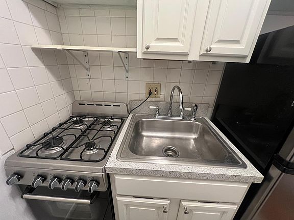 5th image of 306 E 93rd St APT C