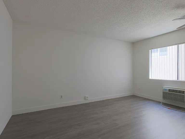943 Elden Ave — Photo 12