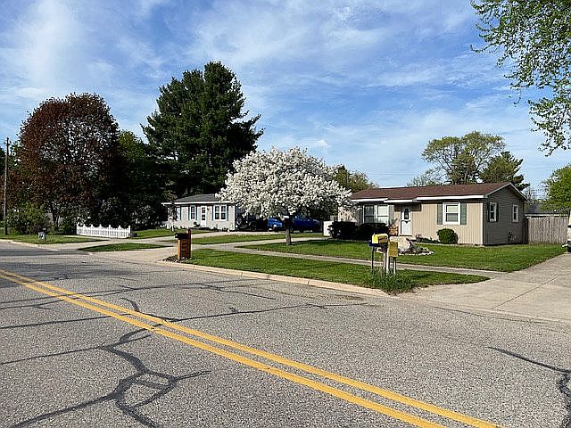 1st image of 221 S Dekrafft Ave