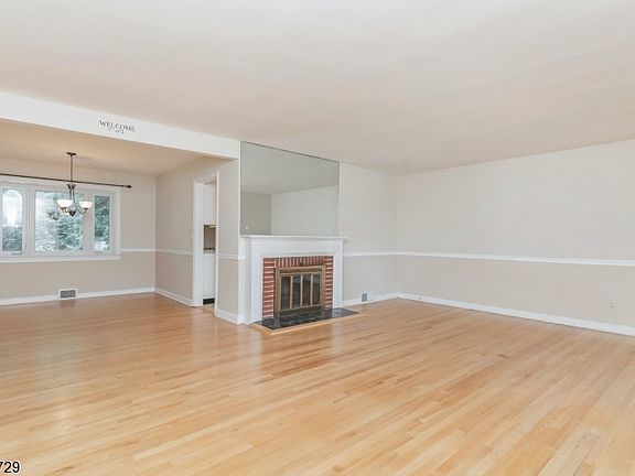 3rd image of 9 Oak Glen Pl