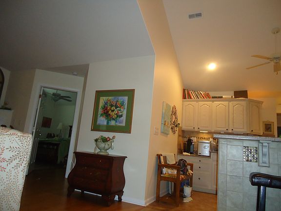 3rd image of 722 Lambton Cir E