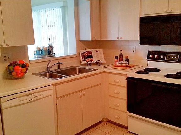 5th image of 1365 Cambridge Dr