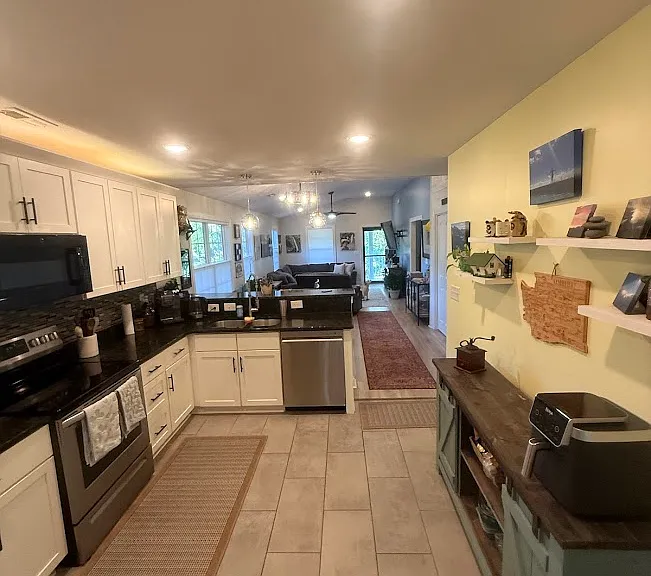 406 Caverly Ln — Photo 23