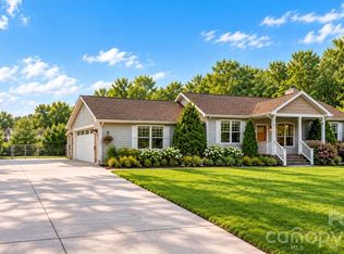 22 Forge Shadow Dr, Mills River, NC 28759