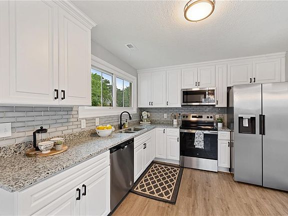 5th image of 2544 Heutte Drive