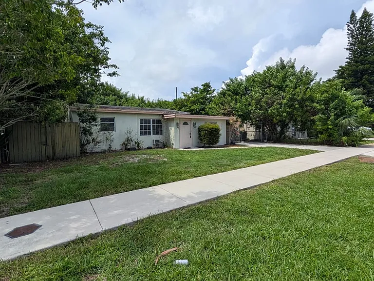 1448 NE 27th Ct — Photo 2
