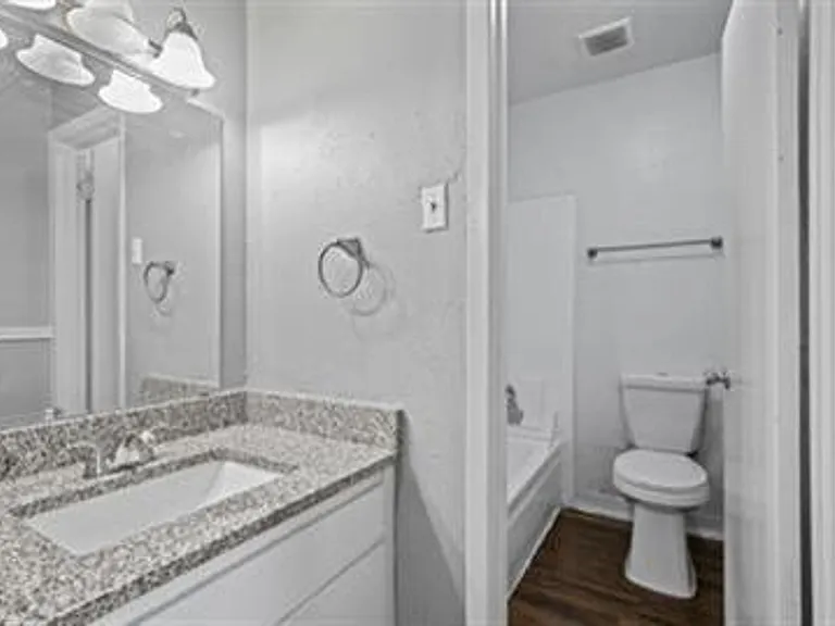Ennis Place Apartments: Leasing Specials! Great location & Upgrades! — Photo 10