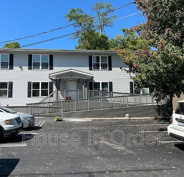307 8th Ave E #202 — Photo 2