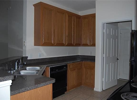 4th image of 8734 Manhattan Ave