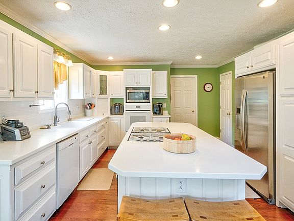 3rd image of 2984 Elmhurst Ct