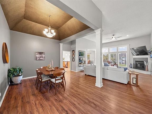 3rd image of 13060 Woodridge St