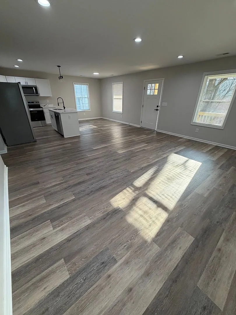 Open concept, location and easy living! — Photo 4