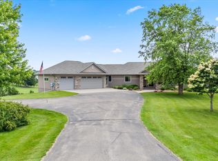 433 Sunset Dr, Hudson, WI 54016
