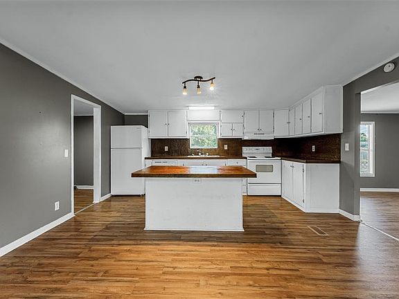 3rd image of 1206 Vickie Ln
