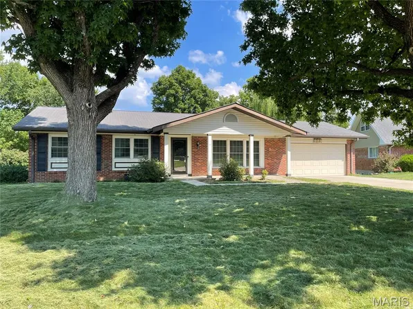 7 Greymore Dr, Chesterfield, MO 63017