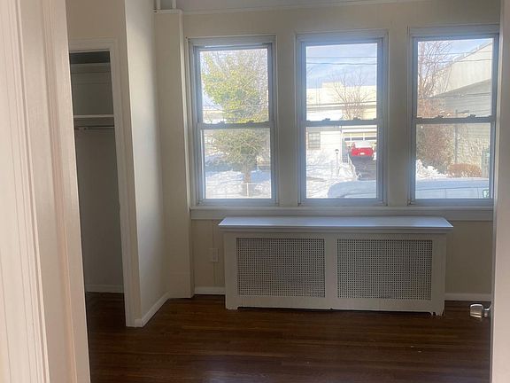 5th image of 18 E 236th St