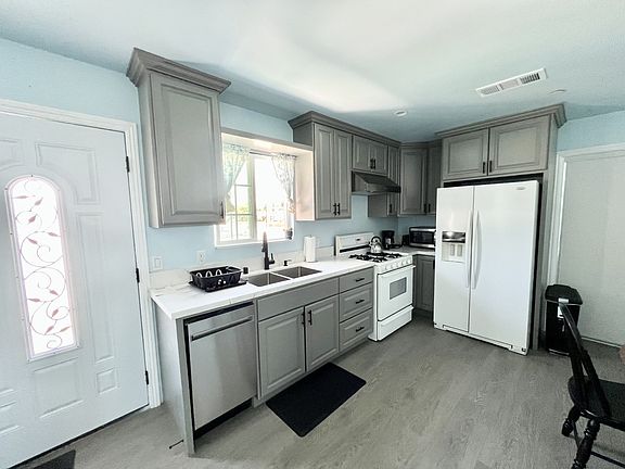 4th image of 1775 Curtis Ave