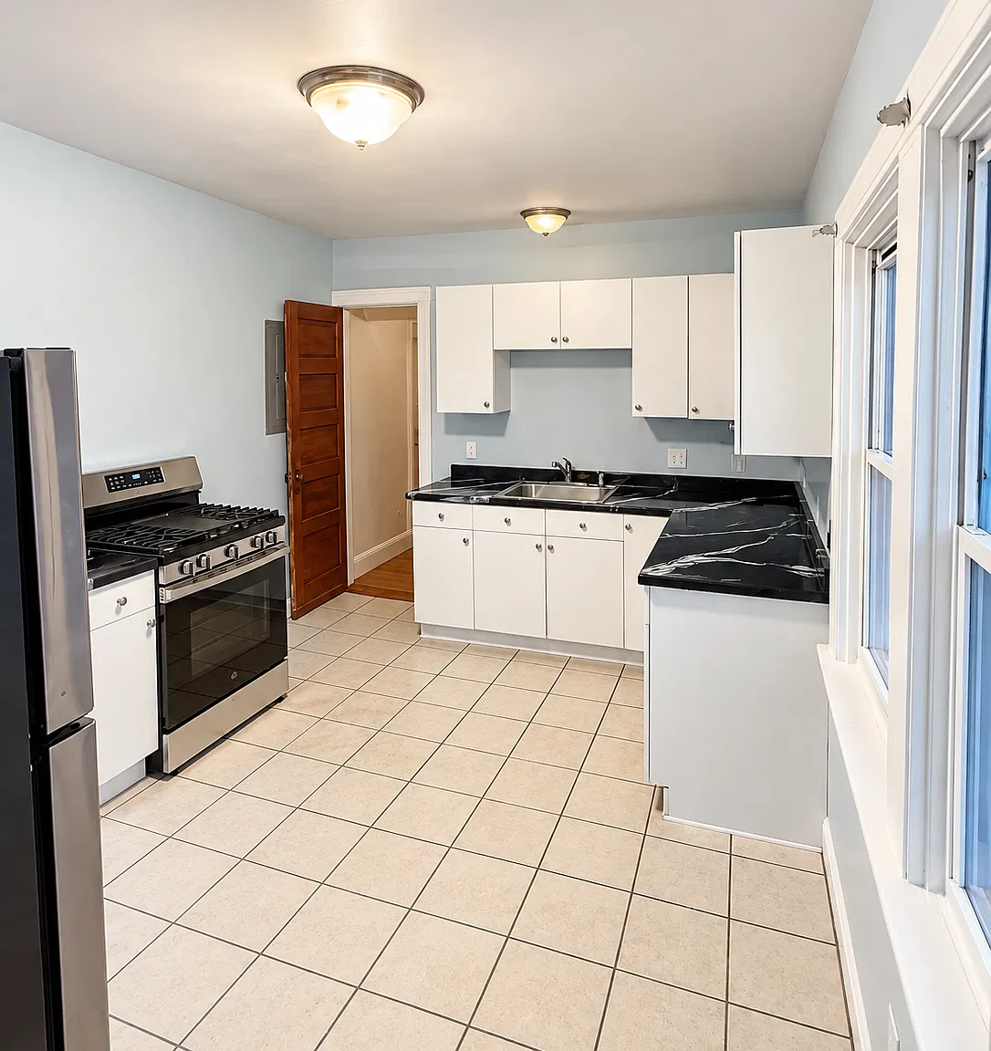 3 bed, 1000 sqft, $2,000 — Photo 1