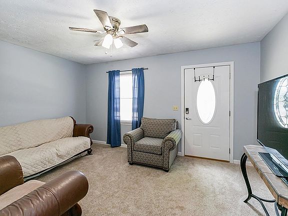 3rd image of 102 Jonathan Dr
