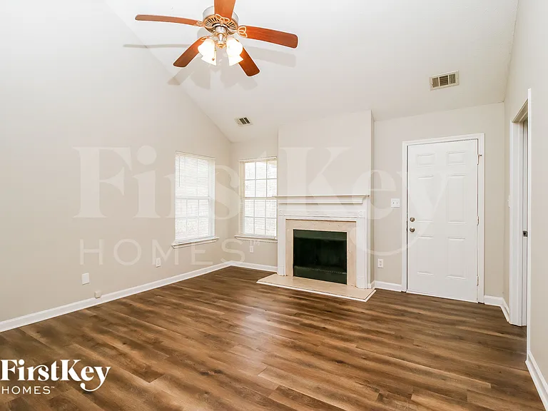 115 Kendall Ln — Photo 3