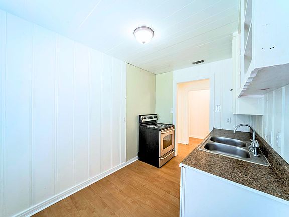 Kitchen, stove included