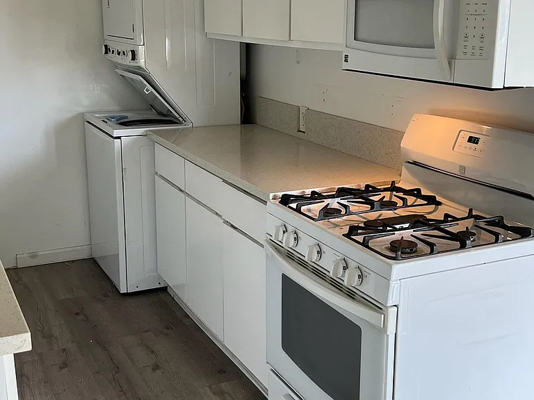 2302 Oak St #3 — Photo 5