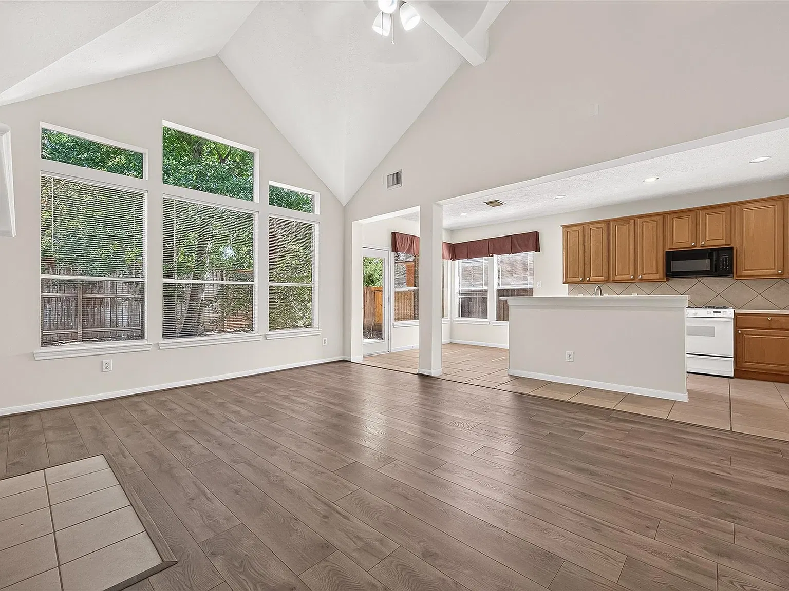 4 bed, 2.5 bath, 2687 sqft, $2,500 — Photo 2