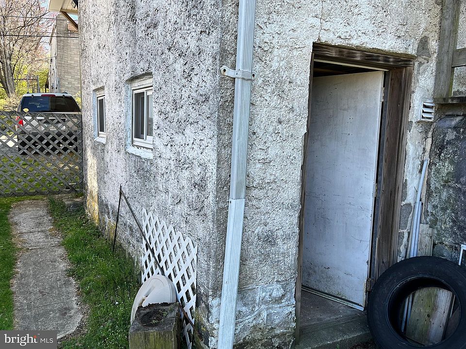 2nd image of 48 Wood St