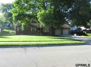 6711 Sunshine Dr, Omaha, NE 68107