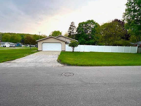 2nd image of 2060 Garland Dr