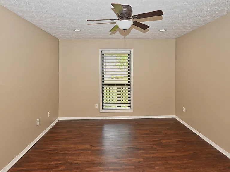 908 Park Ridge Cir — Photo 36