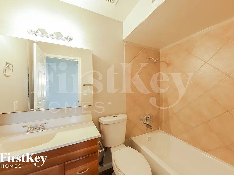 1419 W Ross Ave — Photo 13