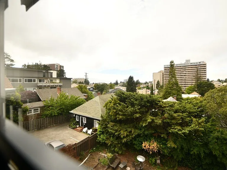 95 Linda Apartments — Photo 14