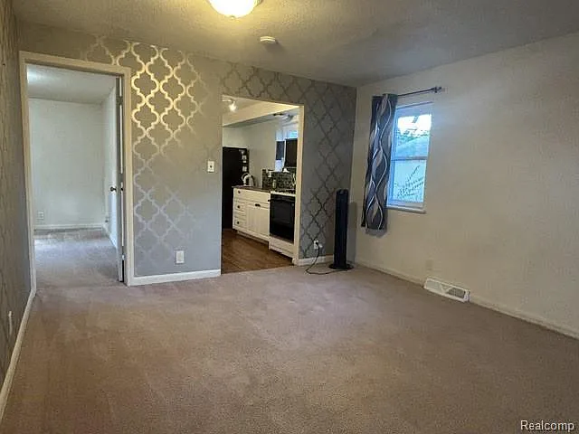 3 bed, 2.0 bath, 115 sqft, $1,800 — Photo 4