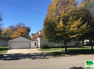 824 9th St, Sheldon, IA 51201