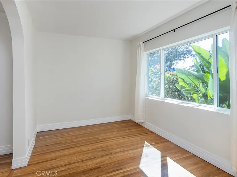 1094 S Plymouth Blvd — Photo 9