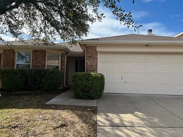1579 Crown View Dr — Photo 1