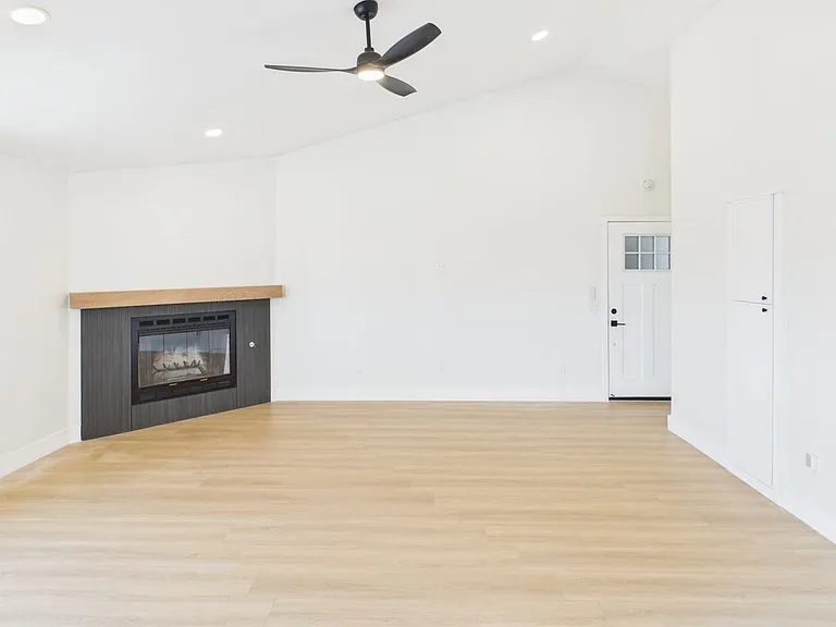 GS - 3129 Emerson — Photo 9