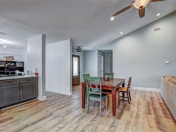 5th image of 2231 E Canterbury Dr