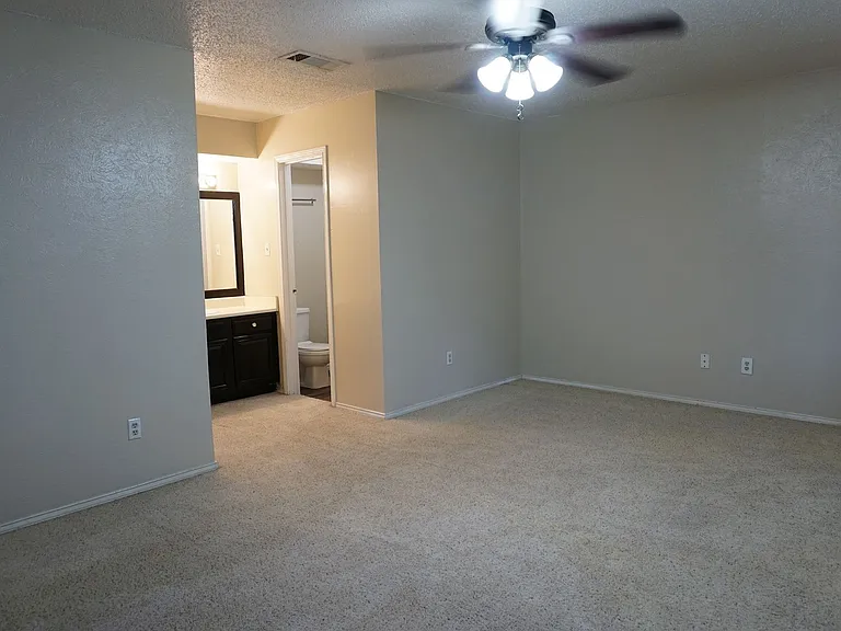 1827 Abshire Ln — Photo 9