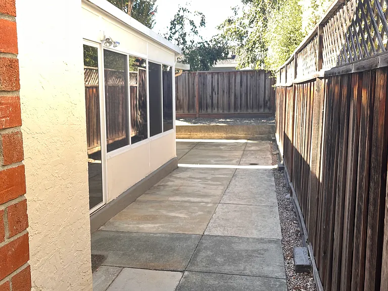 944 Erica Dr — Photo 4