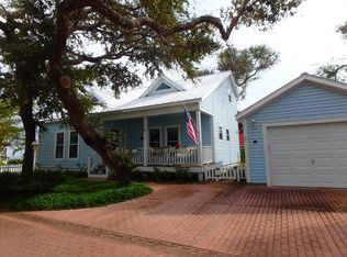 11 Old Cottage Beach Dr, Rockport, TX 78382