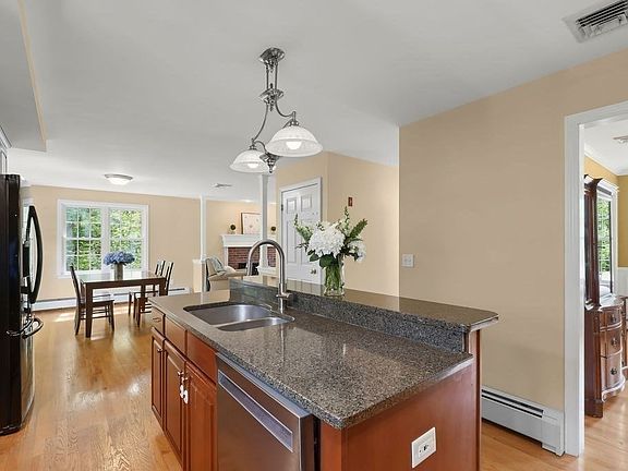 3rd image of 2 Thomas Cir