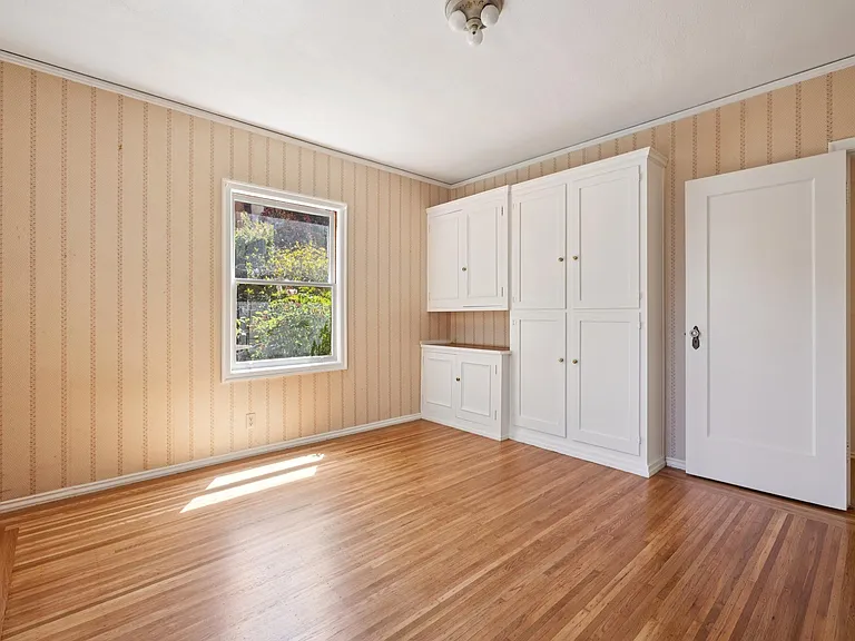 111 Windsor Ave — Photo 20