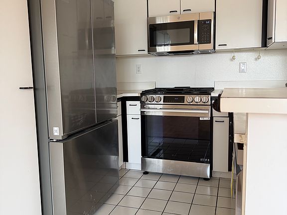 2nd image of 923 S Shenandoah St #4