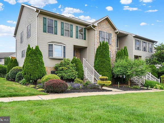 3rd image of 925 Woodridge Dr