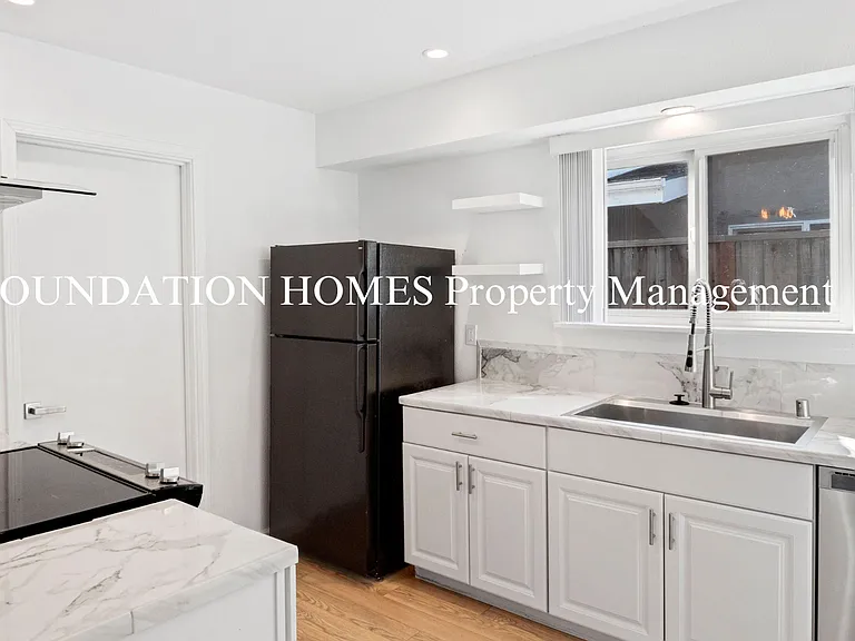 151 Kenwood Ct — Photo 8
