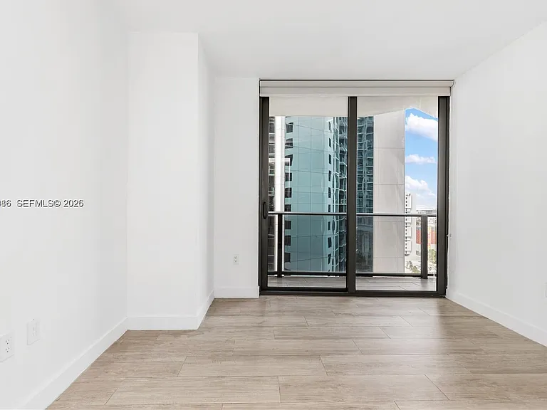 49 SW 9th St — Photo 18